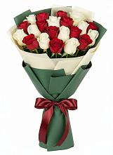 Букет Микс из красных и белых роз в Кендже-Кулаке