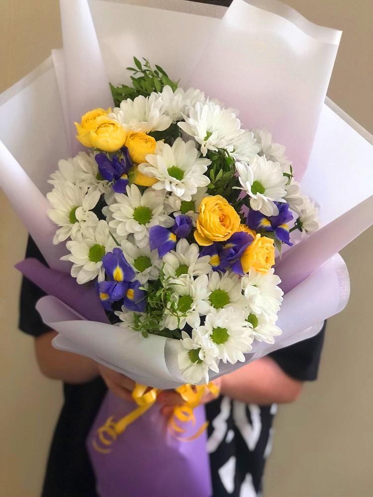 Букет цветов из: Ирисы, Хризантемы и Розы в Кендже-Кулаке