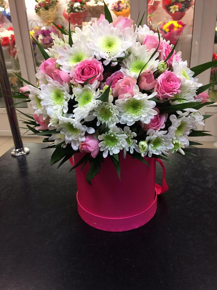 Цветочная композиция из Розы и Хризантемы в шляпной коробке в Кендже-Кулаке