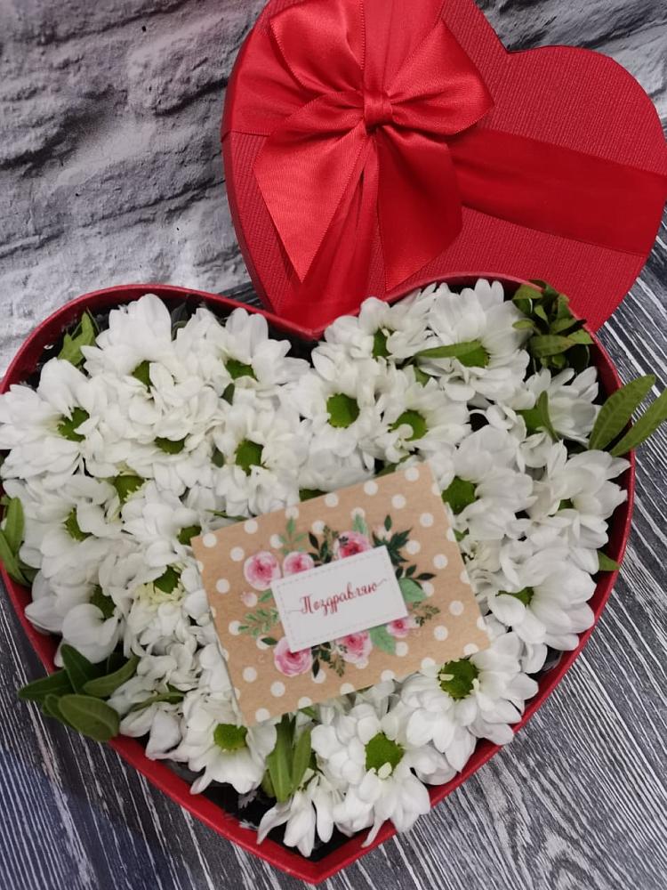 Цветочная композиция из Хризантемы в виде сердца в Кендже-Кулаке